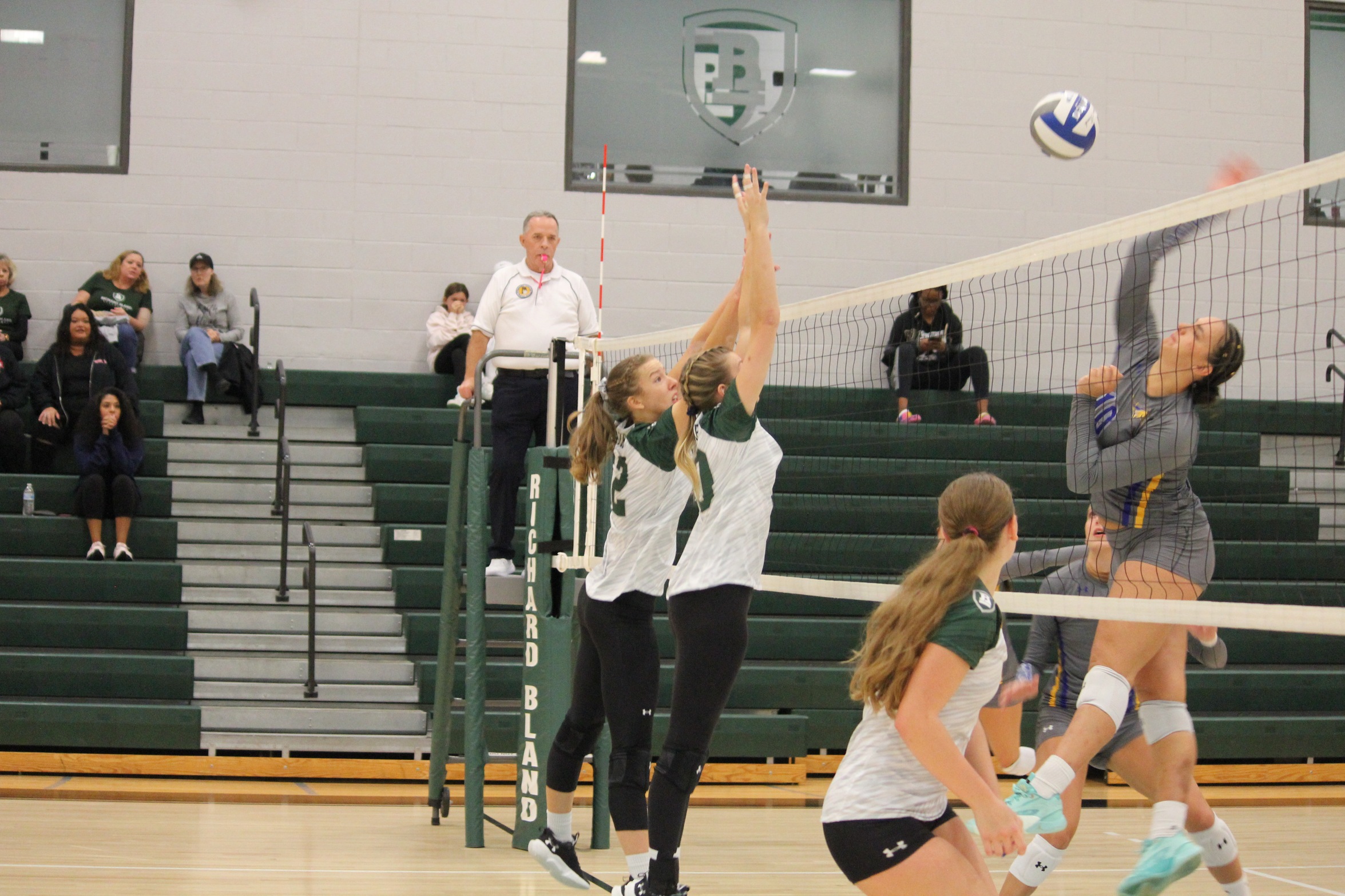 Women’s Volleyball Falls at Home
