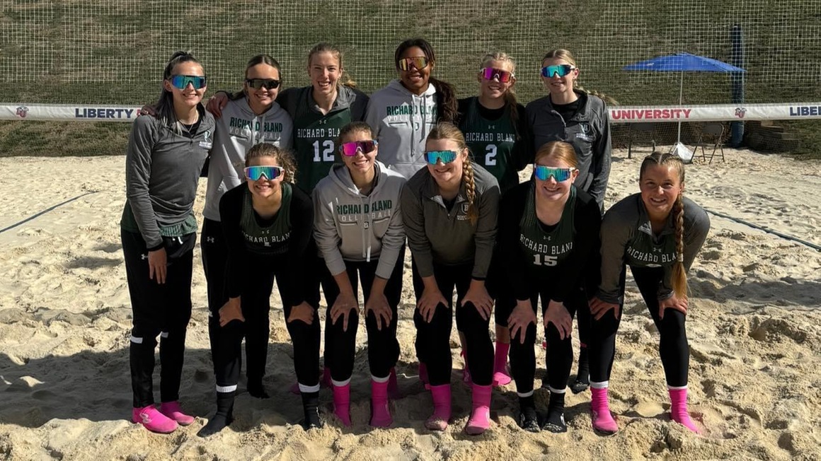 Beach Volleyball Goes 1-1 on First Day of Liberty Tournament