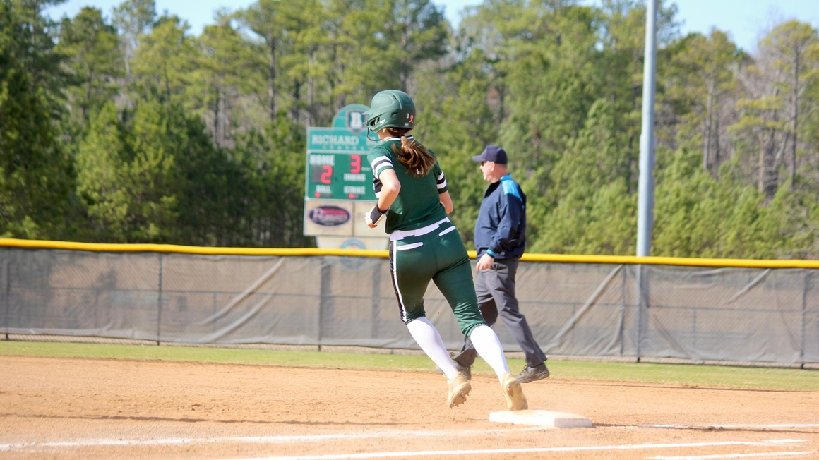 Softball Goes 1-1 Against Bulldogs in Conference Opener