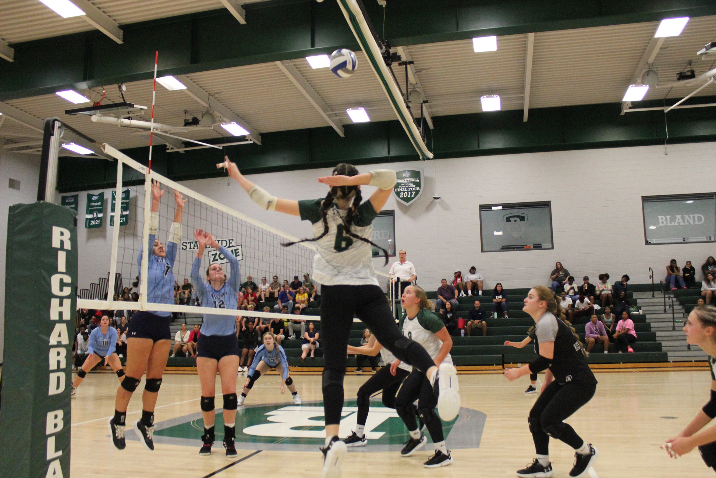 Women’s Volleyball Closes Out Week with Two Wins